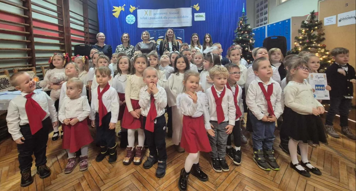 zdjęcie przedstawia przedszkolaki podczas XII festiwalu kolęd i pastorałek / fot.: Karolina Trąpczyńska