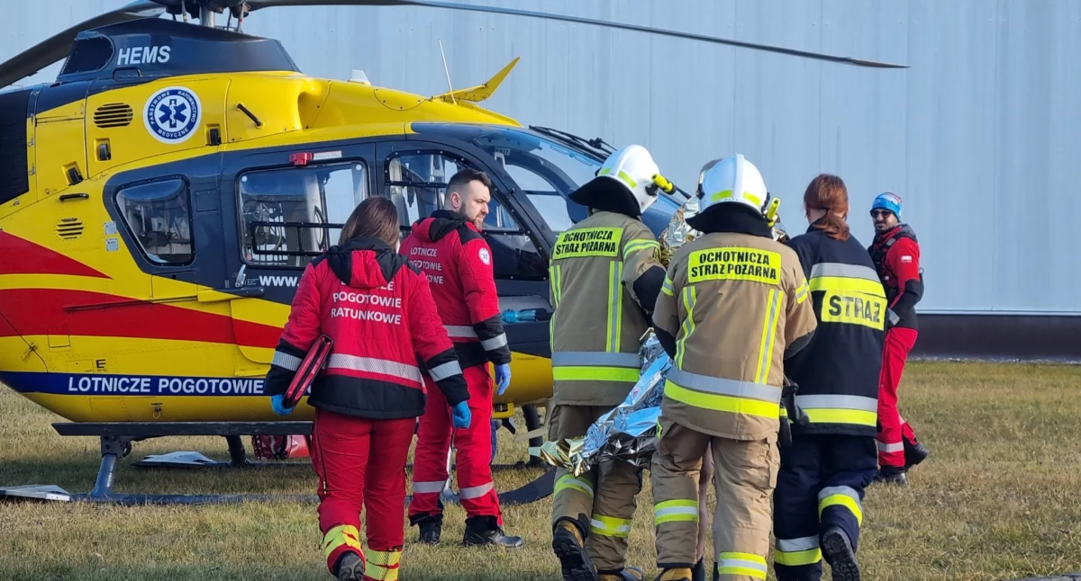 Na zdjęciu moment przetransportowania poszkodowanego mężczyzny do helikoptera Lotniczego Pogotowia Ratunkowego / Fot. Facebook / Komenda Powiatowa Państwowej Straży Pożarnej w Ostrzeszowie