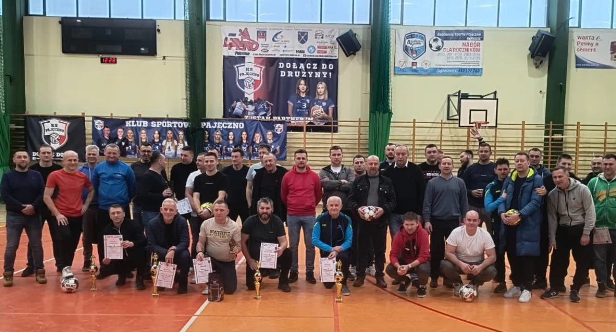 Na zdjęciu zawodnicy uczestniczący w Turnieju Halowej Piłki Nożnej Oldboyów o Puchar Starosty Pajęczańskiego/fot. Płomień Makowiska ( wszystkie )