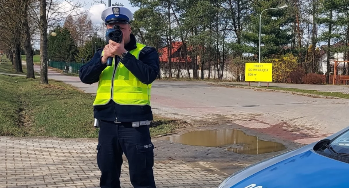 zdjęcie przedstawiające policjanta podczas wykonywania pomiaru prędkości / fot.: KPP Pajęczno