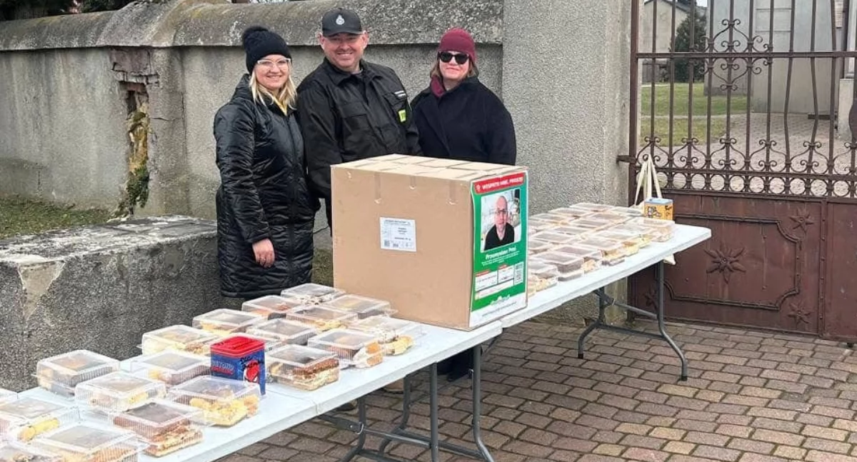 Na zdjęciu organizatorzy i rodzina Przemka Presia podczas kiermaszu ciast w Kamionce/fot.: OSP Kamionka