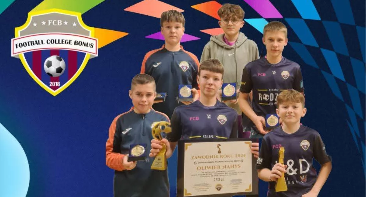 Na zdjęciu gracze Szkółki piłkarskiej FC Bonus, Zawodnicy Roku 2024/fot. FC Bonus 