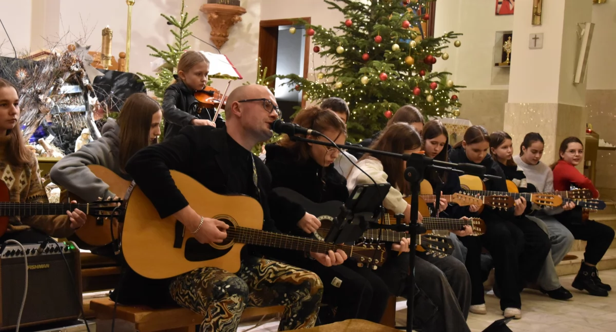 Na zdjęciu młodzieżowa grupa gitarowa PMDKiS w Wieluniu pod kierunkiem Michała Jędryszka/fot.: PMDKiS w Wieluniu