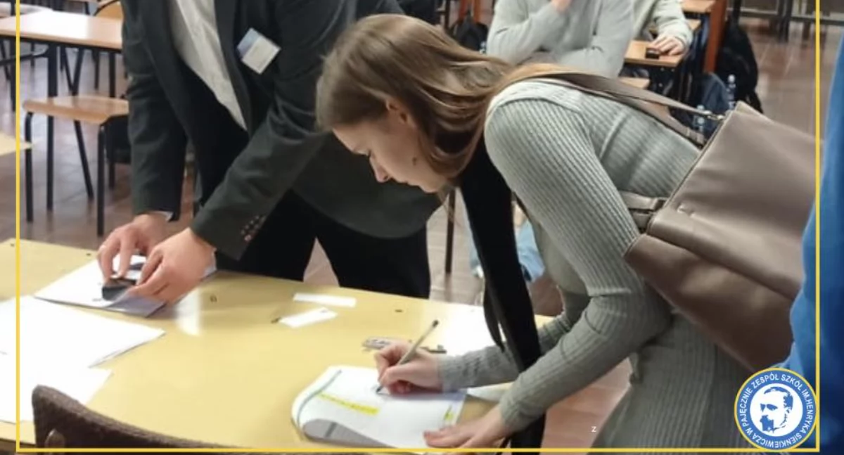 Na zdjęciu uczennica ZS w Pajęcznie- Karolina Zięba, podczas Olimpiady o Diamentowy Indeks AGH w Krakowie/ fot.: ZS w Pajęcznie