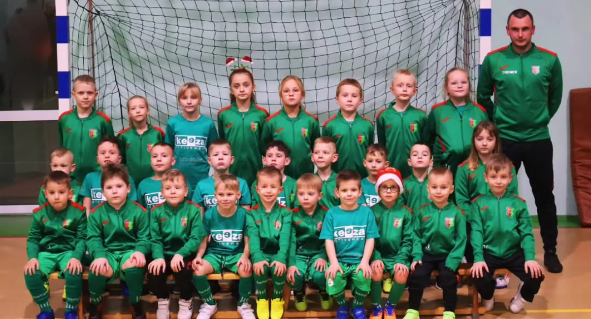 Na zdjęciu młodzi adepci futbolu, wychowankowie LKS-u Orion Olewin wraz z trenerem Bartoszem Kowalczykiem/fot. Orion Olewin (wszystkie)