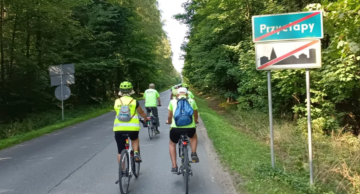 Wieluńscy miłośnicy turystyki weekendowej chętnie wybierają się na rowerach nad Wartę. W końcu powstanie infrastruktura dla dwóch kółek (fot. ZR)