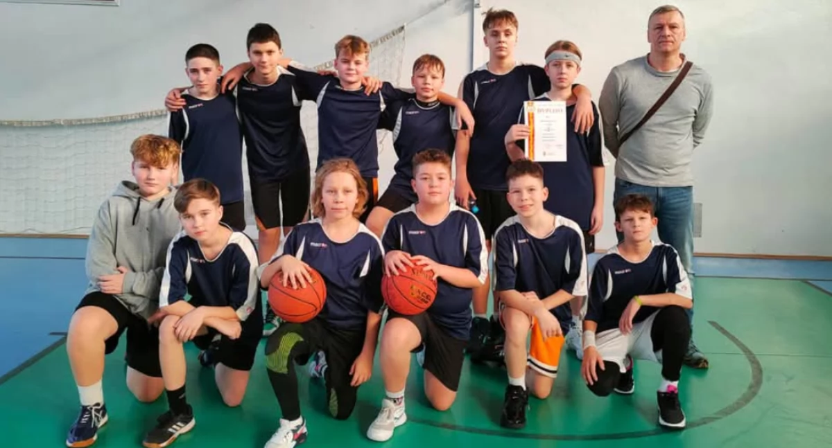 Na zdjęciu zawodnicy reprezentujący Szkołę Podstawową nr 4 imienia Królowej Jadwigi w Wieluniu wraz z trenerem Tomaszem Derbisem/fot. SP nr 4 w Wieluniu (wszystkie)