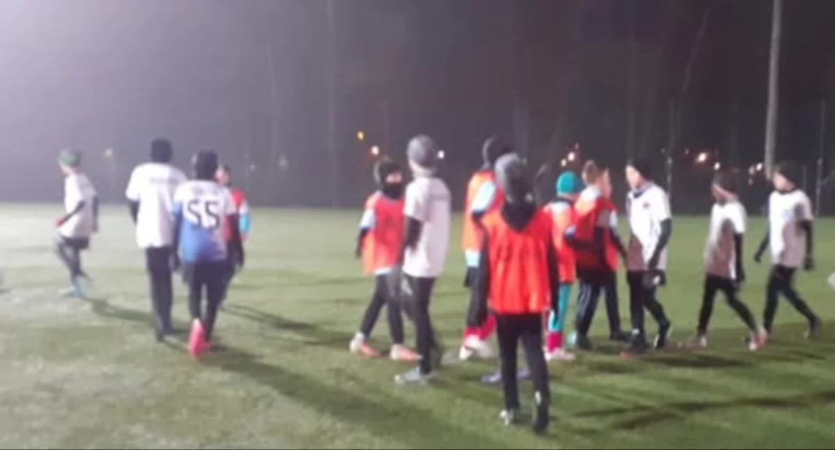Na zdjęciu piłkarze WKS-u Wieluń oraz Akademii Sportu Pajęczno/fot. Bartosz Szymicki 