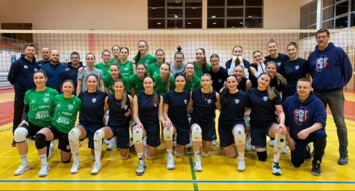 Na zdjęciu siatkarki obu zespołów - MKS COPCO Imielin oraz Klubu Sportowego Pajęczno wraz ze sztabami szkoleniowymi/ fot. KS Pajęczno 