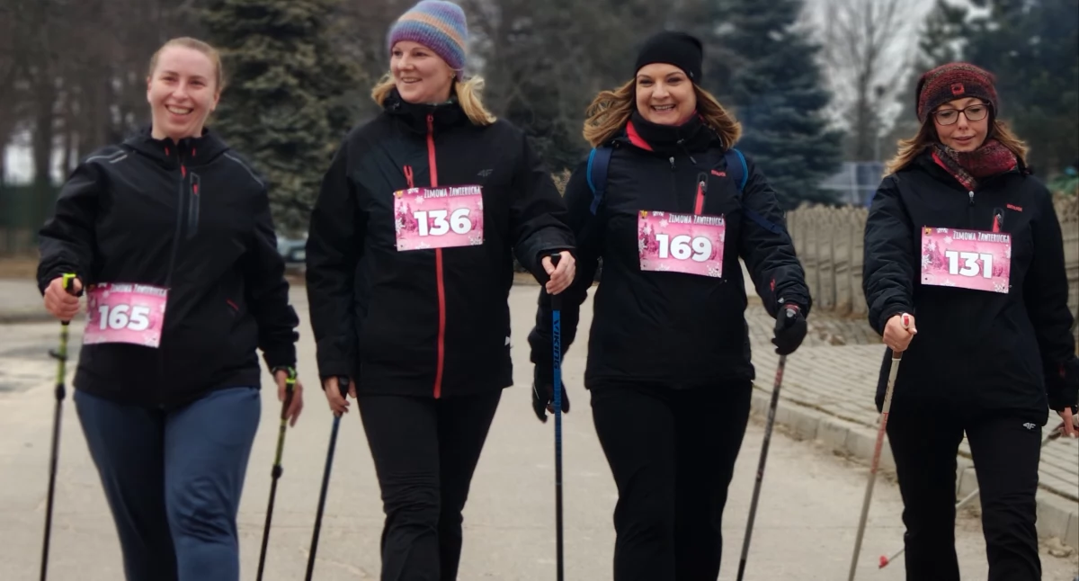 Na zdjęciu uczestnicy marszu Nordic Walking podczas 3. edycji Zimowej Zawieruchy w Bobrownikach/fot. Łukasz Płuciennik, Atelier Sportu 