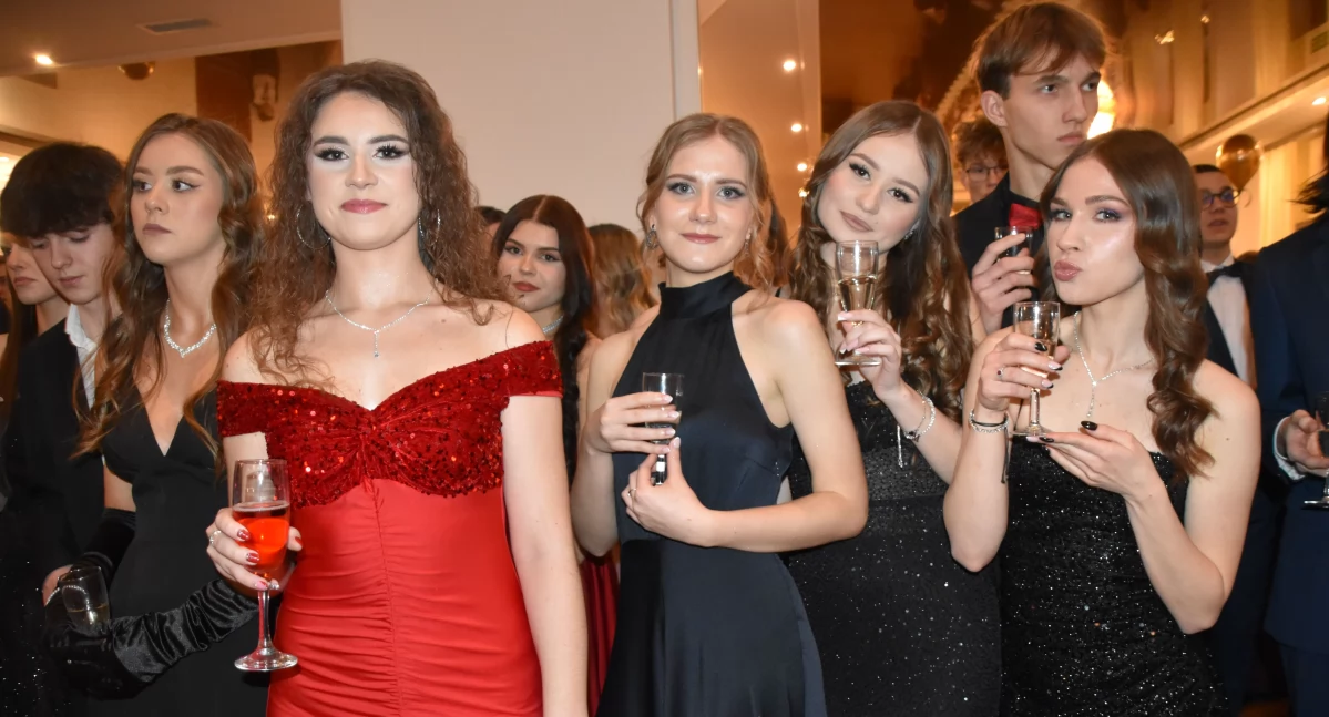 Na zdjęciu maturzyści Z Pajęczna podczas studniówki 2025/fot.: Joanna Major