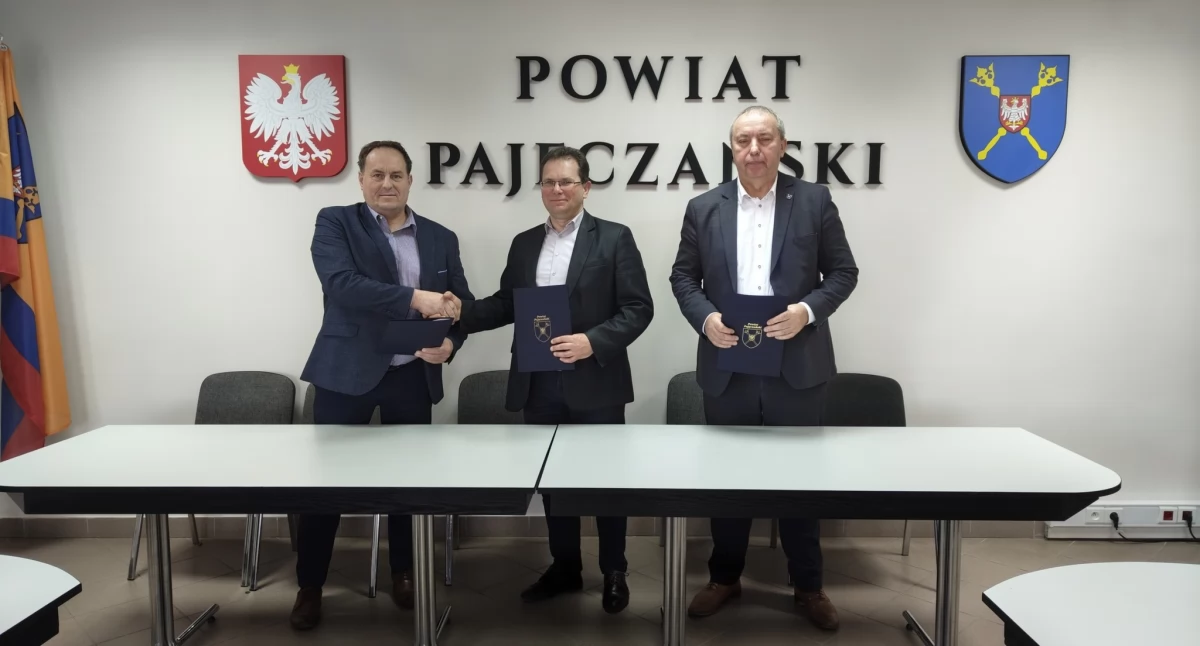 Zdjęcie z momentu podpisania umowy na realizację budowy dróg w miejscowości Kruplin/ fot.: Powiat Pajęczański