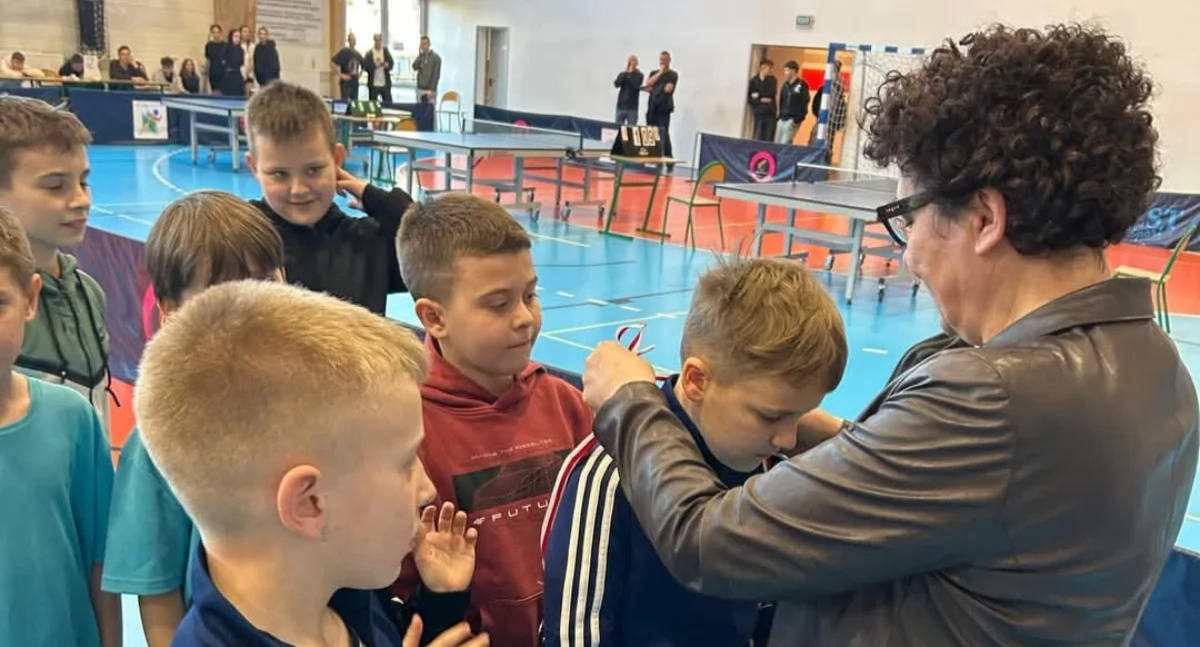 Na zdjęciu nagradzani czołowi tenisiści stołowi przez dyrektor Zespołu Szkół nr 1 w Wieluniu Elżbietę Urbańską - Golec/fot. SKS Aktywni ZS1 (wszystkie)