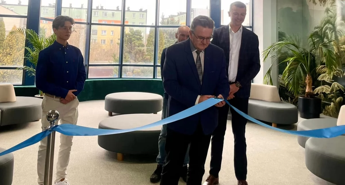 Na zdjęciu moment przecięcia wstęgi podczas otwarcia strefy relaksu dla uczniów/ fot.: I LO im. Tadeusza Kościuszki w Wieluniu