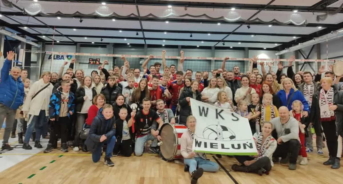Na zdjęciu siatkarze WKS-u Wieluń wraz z kibicami wieluńskiego klubu/fot. Łukasz Płuciennik 