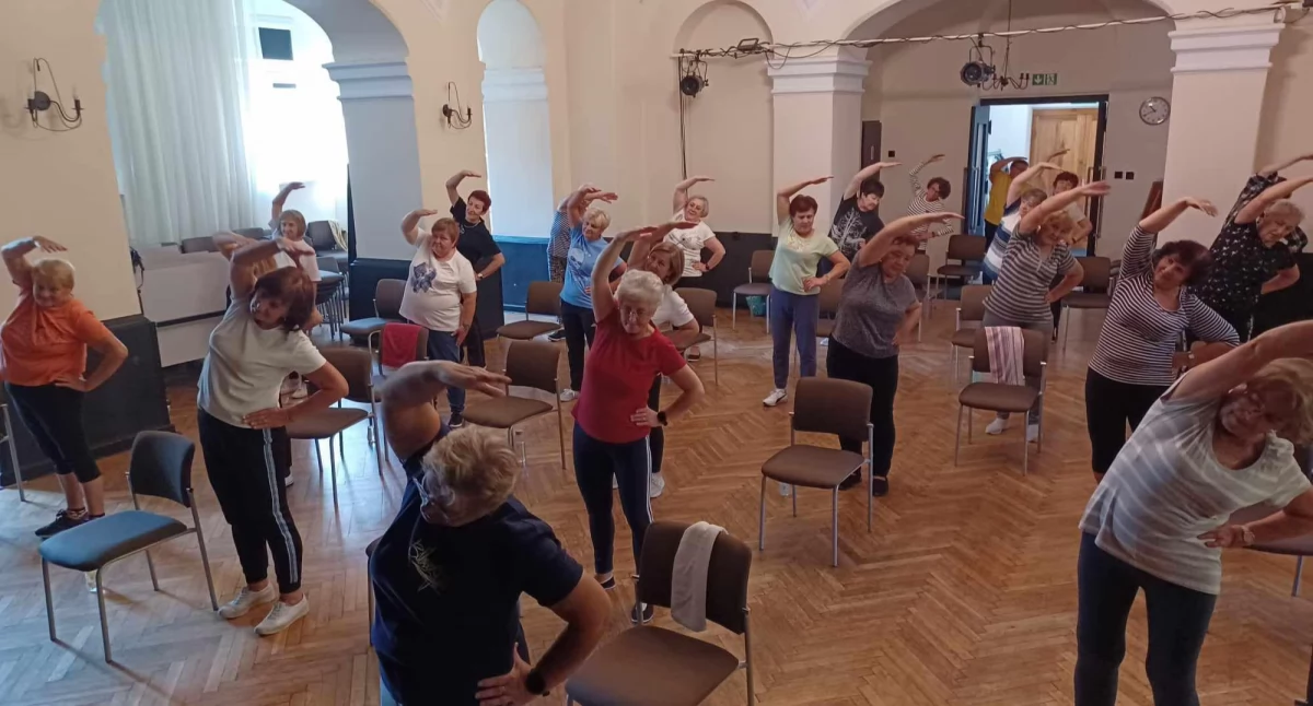 Na zdjęciu uczestnicy zajęć gimnastycznych/ fot.: Wieluński Dom Kultury