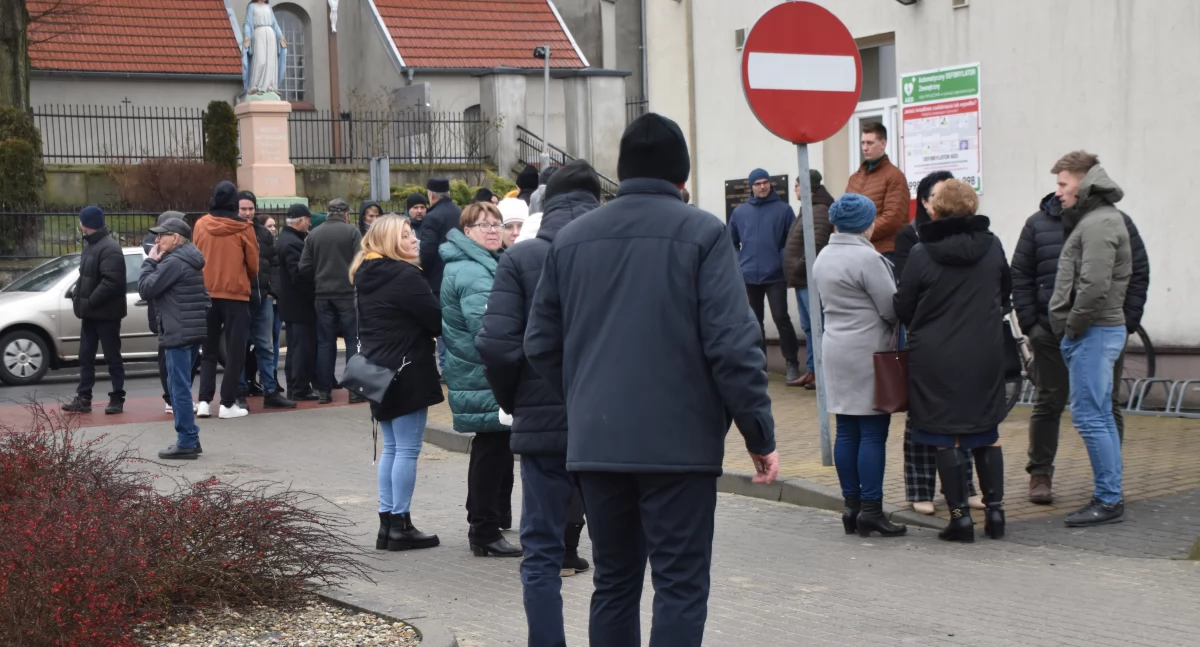 Na zdjęciu mieszkańcy Komornik w oczekiwaniu na zeznania przed komisją kościelną/fot.: Joanna Major