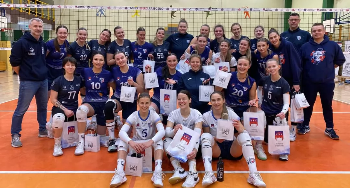 Na zdjęciu siatkarki pajęczańskiego KS, wraz z rywalkami niedzielnego starcia z Gdańska, a także sztabami szkoleniowymi obu drużyn/fot. Klub Sportowy Pajęczno 