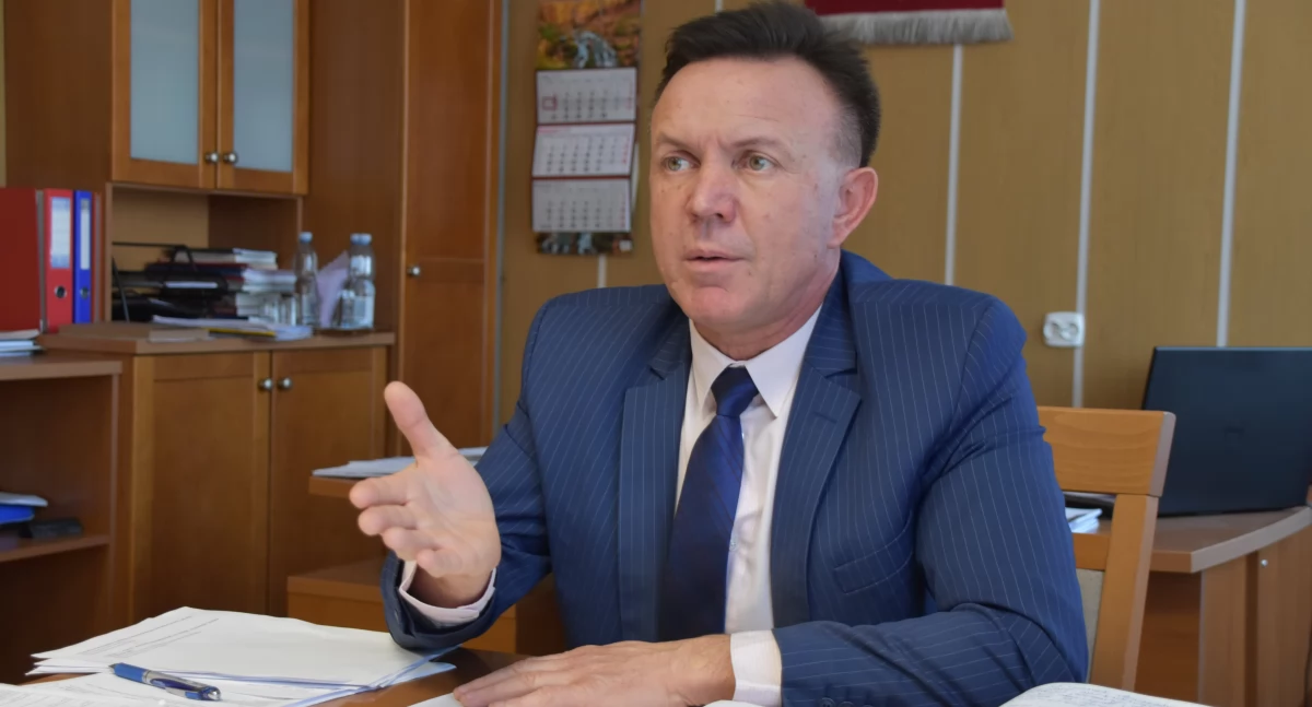Na zdjęciu wójt gminy Białą Grzegorz Mielczarek opowiada o inwestycji w OZE/fot.: Sławomir Rajch