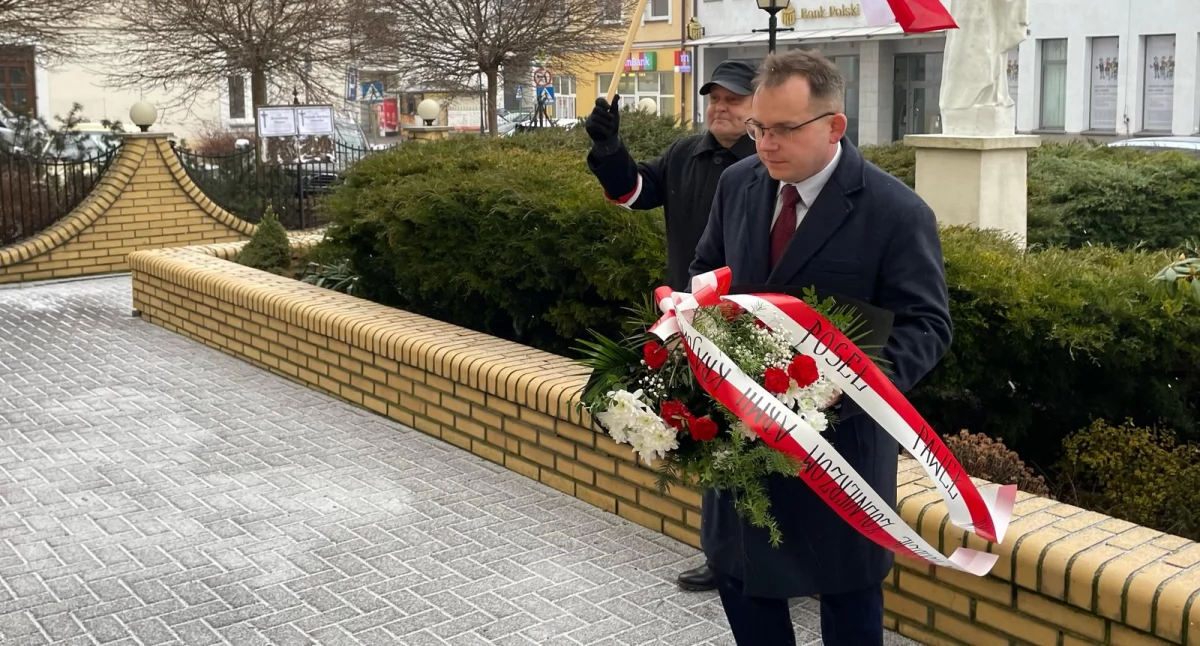 Na zdjęciu poseł Paweł Rychlik składa kwiaty przed tablicą upomiętniającą żołnierzy AK / fot.: archiwum prywatne 