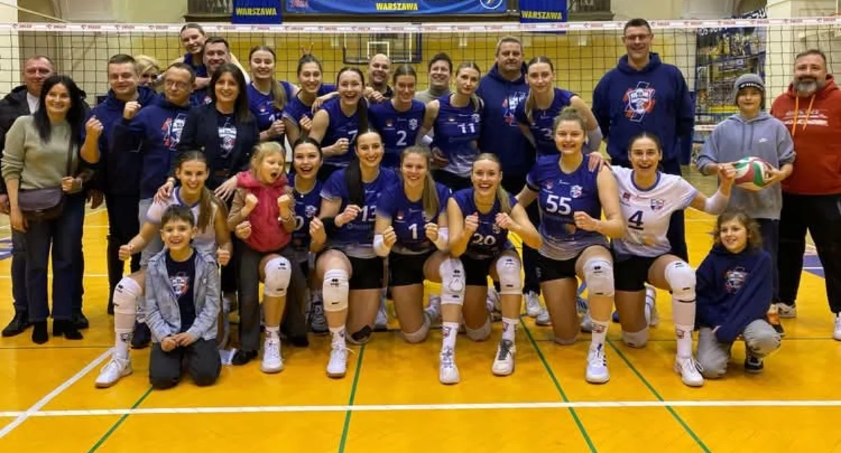 Na zdjęciu siatkarki Klubu Sportowego Pajęczno wraz ze sztabem szkoleniowym oraz kibicami drużyny/fot. KS Pajęczno 