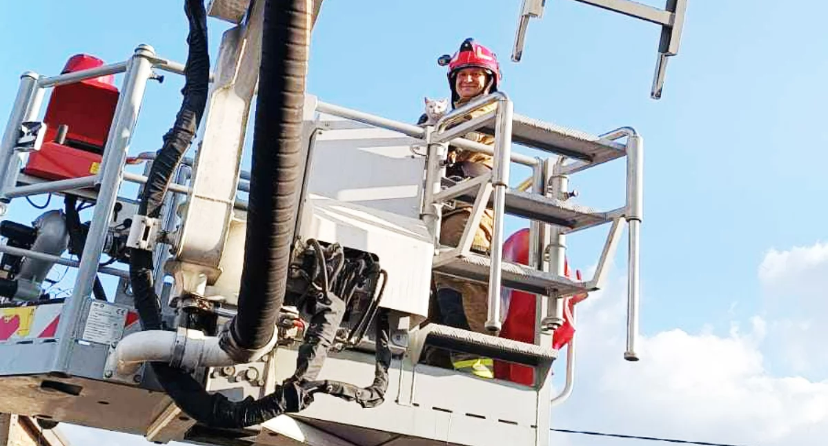 Strażacy zdjęli kota z słupa energetycznego. Na zdjęciu mł. kpt. Michał Górnik wraz z uratowanym kotem / fot.: fot.: st. sekc. Adrian Grzebiela z PSP Wieluń