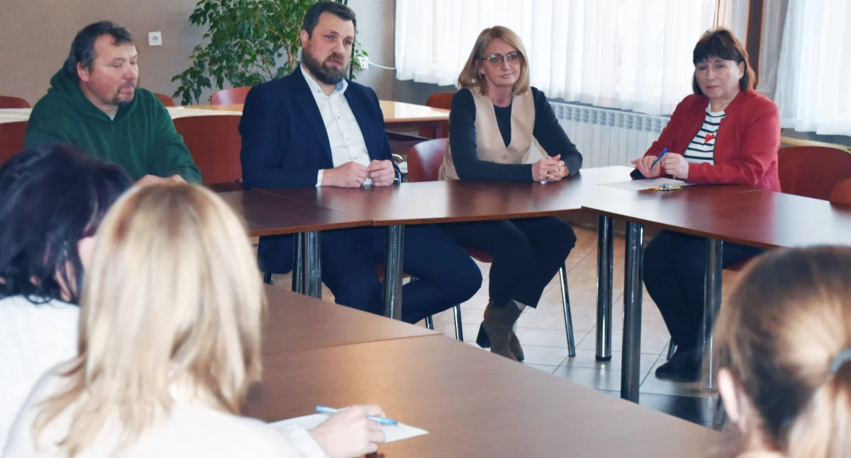 Zdjęcia ze spotkania w sprawie likwidacji bursy w Wieluniu - władze powiatu z rodzicami wychowanków bursy / fot.: Sławomir Rajch