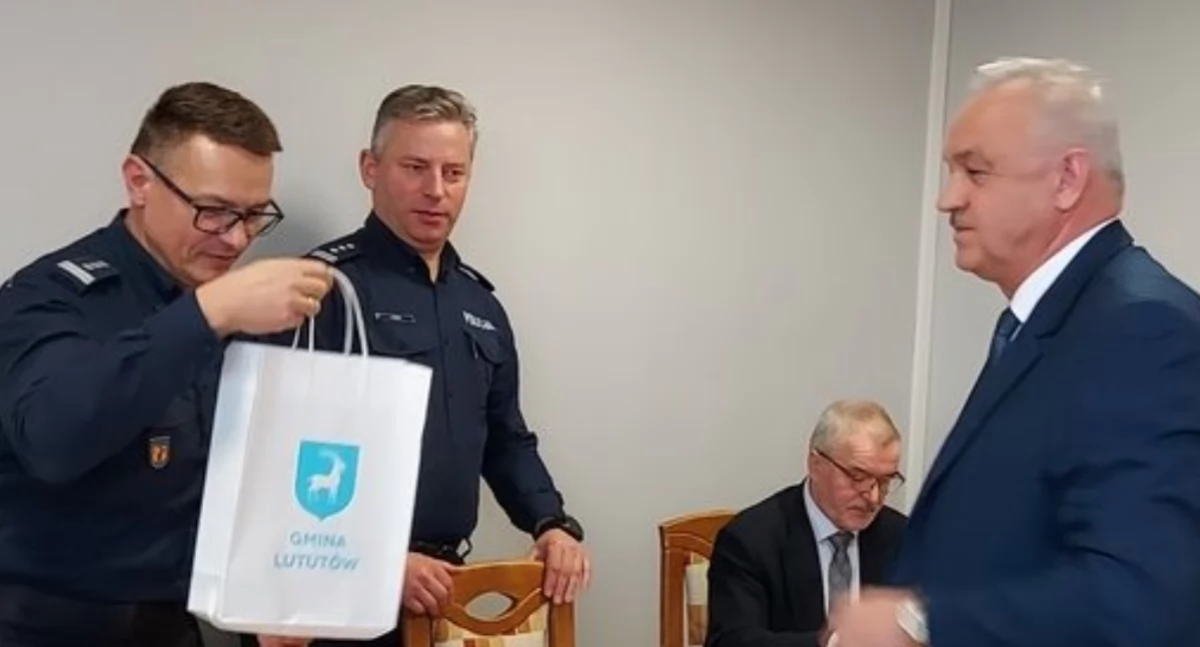Na zdjęciu moment przekazania urządzenia do pomiaru trzeźwości kierowców dla wieruszowskiej komendy / Fot. KPP Wieruszów