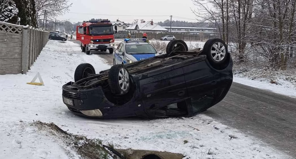 Na zdjęciu opel, który wypadł z drogi i dachował / Fot. Facebook / OSP KSRG Błaszki