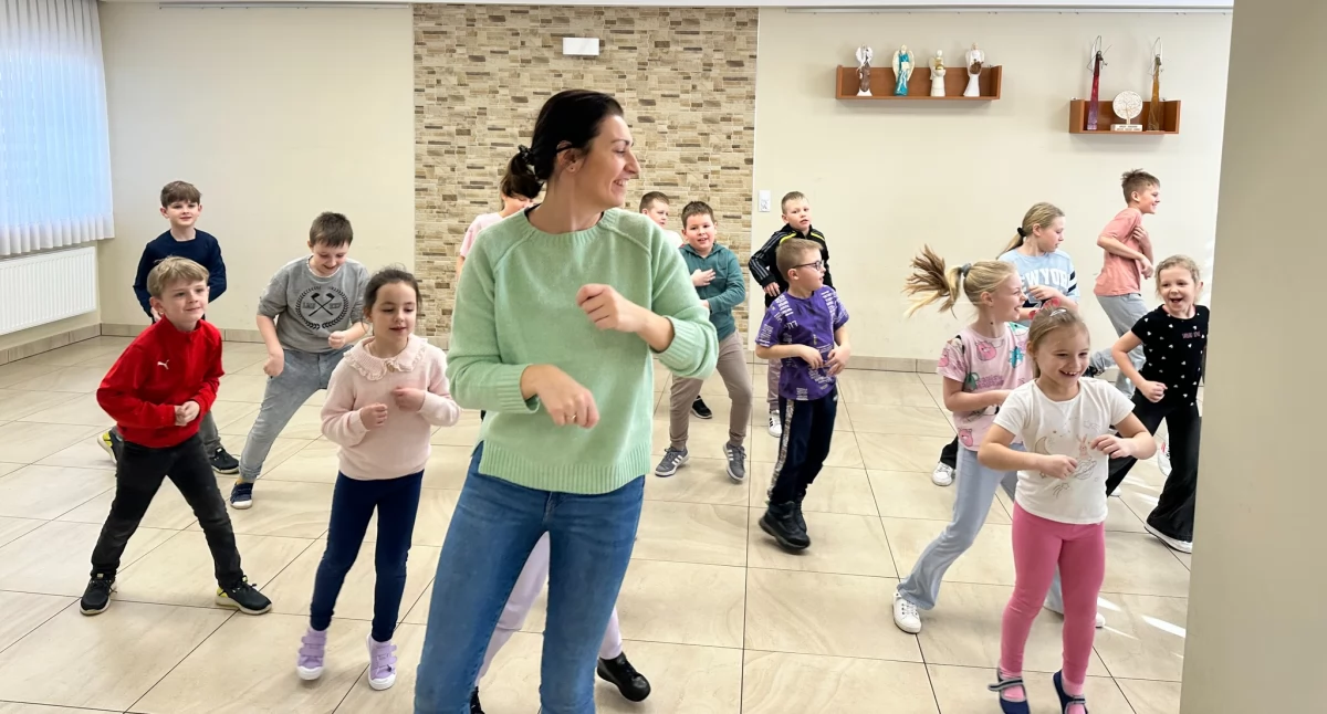 Zdjęcie z zajęć ruchowych w ramach programu ferii dla dzieci w Gminnym Ośrodku Kultury i Sportu w Białej/ GOKiS w Białej