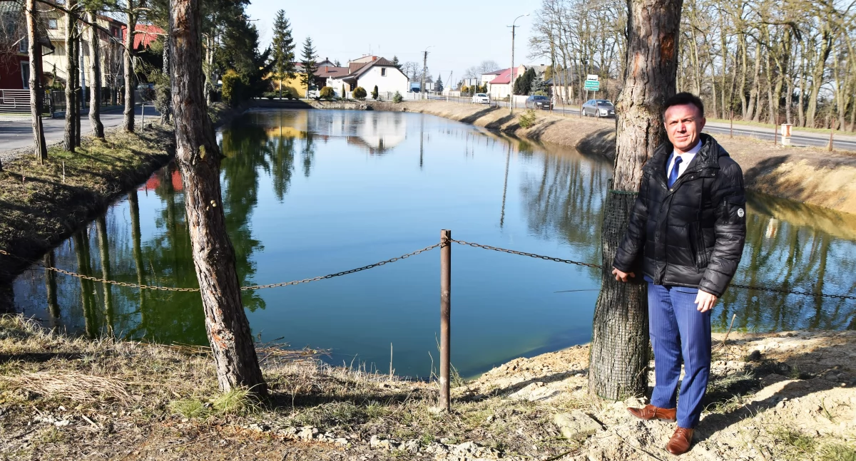 Wójt Grzegorz Mielczarek pokazuje staw w Białej po renowacji / fot.: Sławomir Rajch