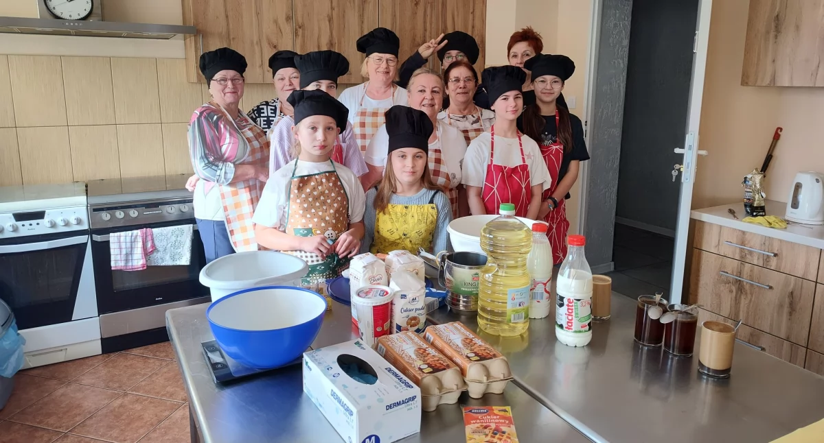 Na zdjęciu Klub Seniora w Skomlinie, warsztaty smażenia pączków/fot.: Klub Seniora Skomlin