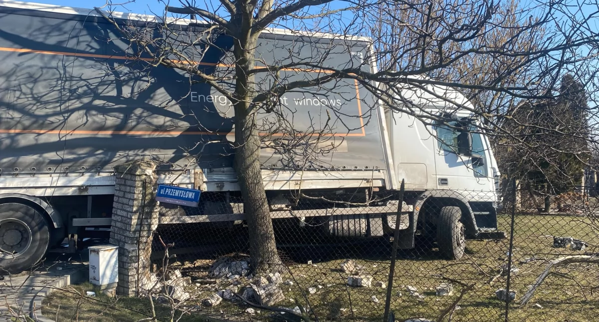 Zdjęcie z wypadku na skrzyżowaniu ulic Przemysłowej i Rymarkiewicz w Wieluniu/ fot.: Iwona Augustyniak