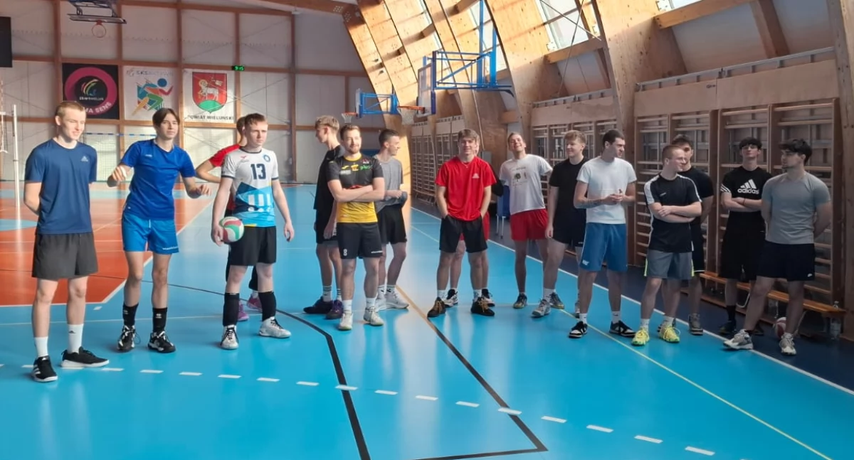 Na zdjęciu uczestnicy turnieju siatkarskiego/ fot.:PMDKiS w Wieluniu