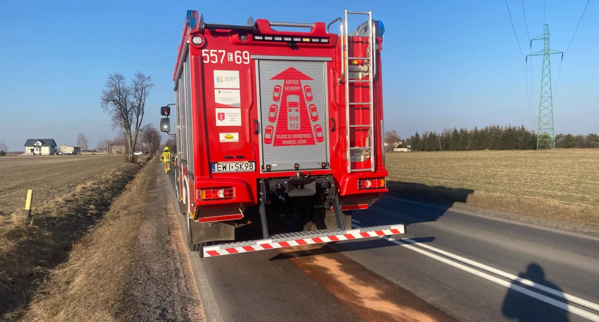 Na zdjęciu OSP Kadłub podczas usuwania plamy oleju/ fot.: Iwona Augustyniak