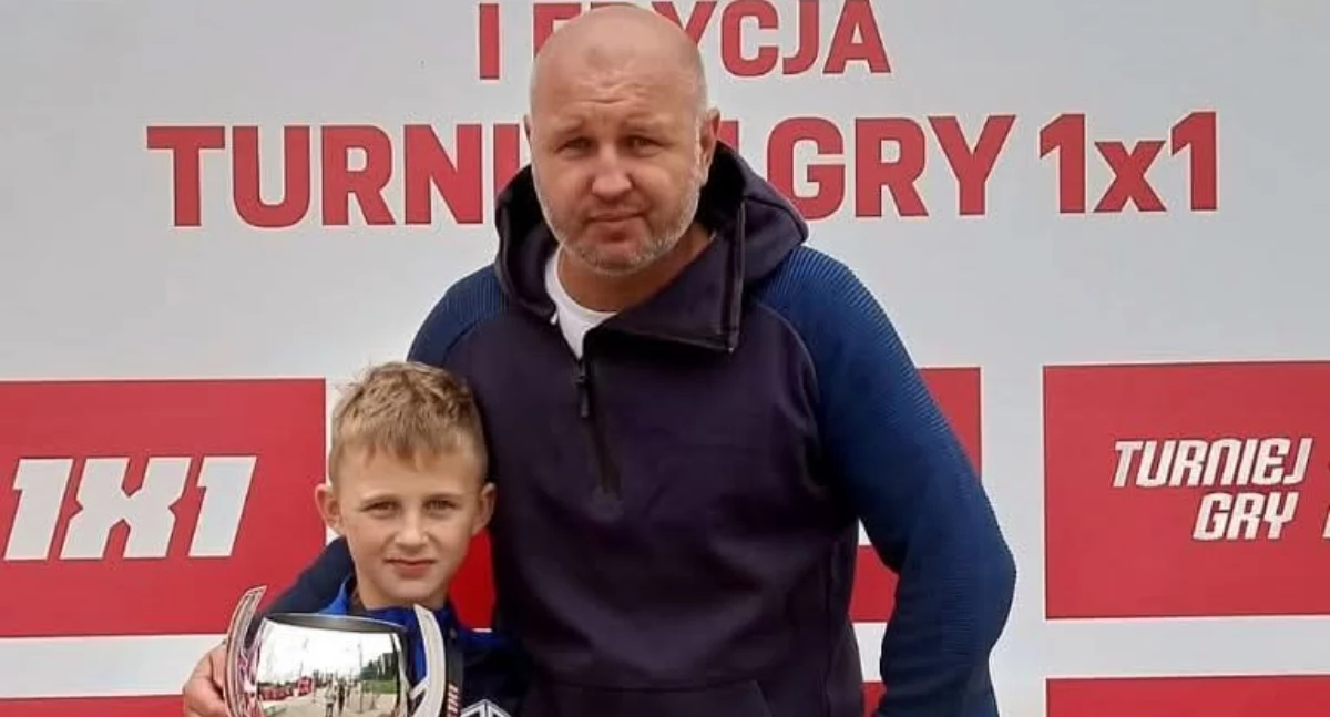 Na zdjęciu Filip Urbaniak wraz z trenerem Adamem Paluszkiem/fot. Akademia Piłkarska 2019 Ruda