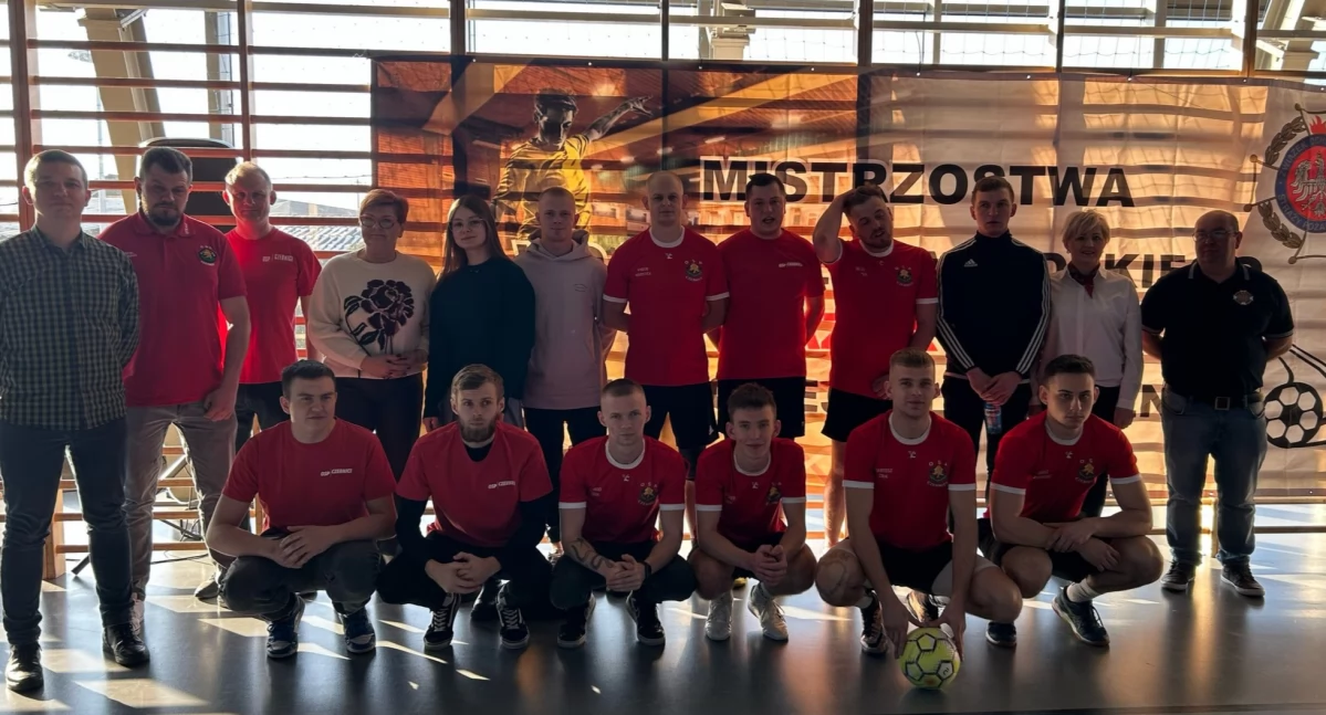 Strażacy z jednostki Ochotniczej Straży Pożarnej w Czernicach reprezentowali powiat wieluński na szczeblu rozgrywek wojewódzkich w Halowym Turnieju Piłki Nożnej jednostek OSP/ fot. OSP Czernice 