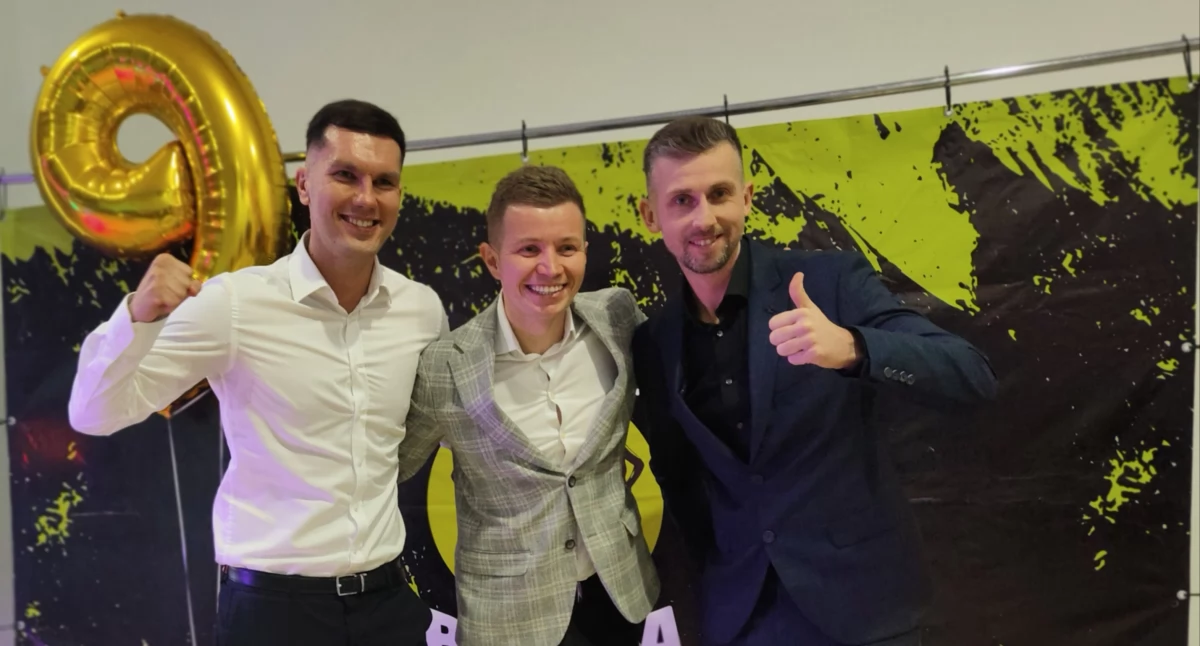 Na zdjęciu prezes Stowarzyszenia Wieluń Biega, Damian Szczesny ( od prawej ) razem z Pawłem Urbaniakiem ( w środku ) oraz Kacprem Kaczmarkiem/fot. Łukasz Płuciennik ( wszystkie )