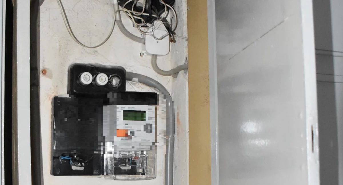 Na zdjęciu nielegalna instalacja w domu 39-latka / Fot. KPP Kępno