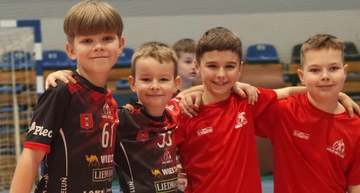 Na zdjęciu młodzi piłkarze uczestniczący w sportowych feriach z WKS-em Wieluń/ fot. Łukasz Płuciennik (wszystkie)