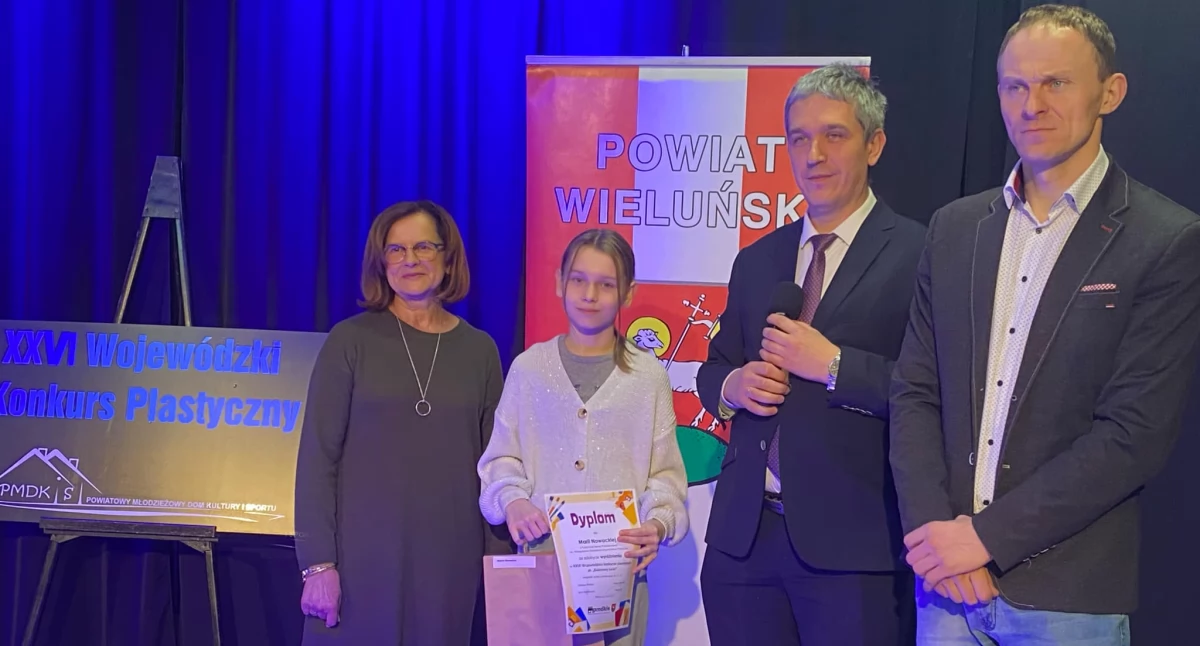 Na zdjęciu jedna  uczestniczek konkursu plastycznego ,,Kolorowy Świat