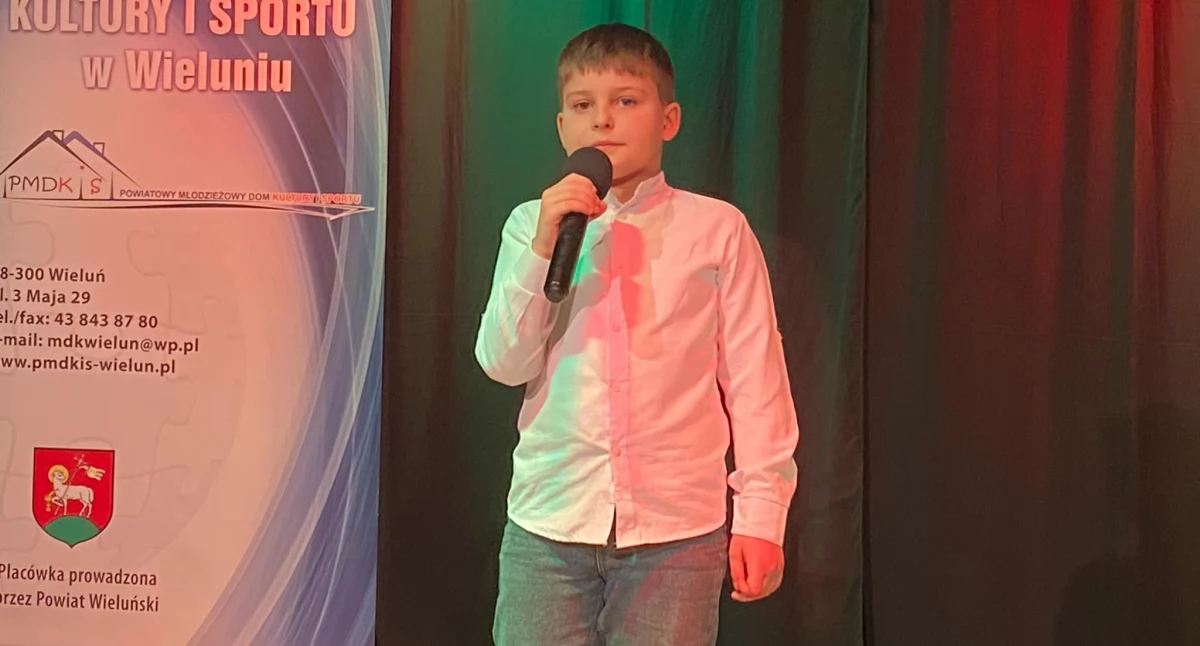 Na zdjęciu Wiktor Jaworski, jeden z uczestników konkursu wokalnego ,,Poszukujemy Wokalnych Perełek