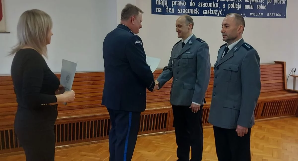 Na zdjęciu fragment przekazania obowiązków nowemu komendantowi Komisariatu Policji w Białej, nadkom. Mariuszowi Dziubie (z prawej) / Fot. KPP Wieluń