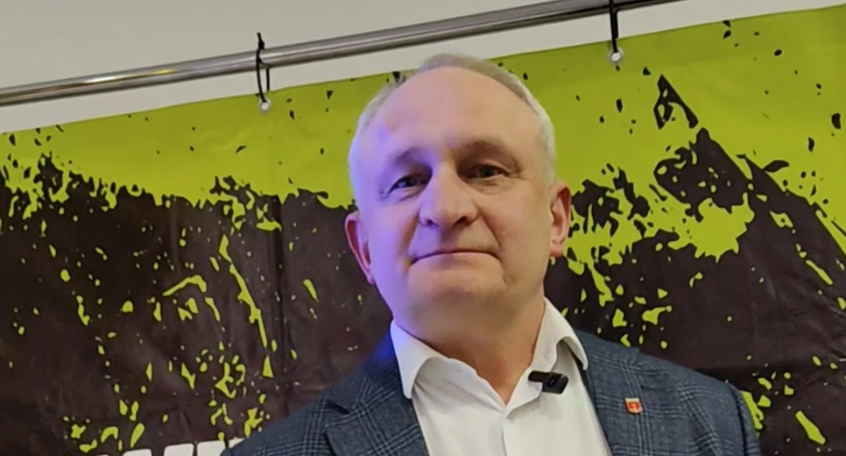 Na zdjęciu Bronisław Mituła, organizator IV edycji Biegu Strażaka, a także gospodarz Jednostki Ochotniczej Straży Pożarnej w Dąbrowie, gdzie rozegrana zostanie IV edycja wspomnianego biegu/fot. Łukasz Płuciennik 