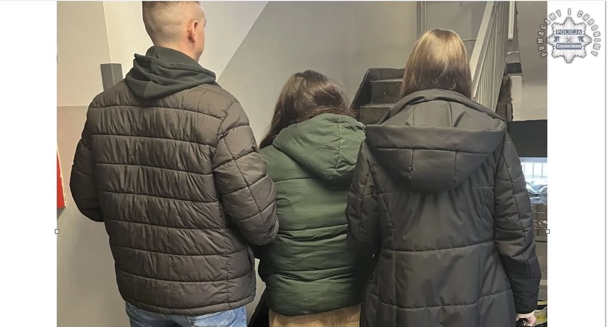 Na zdjęciu moment zatrzymania pijanej 23-latki przez policjantów / Fot. KMP Częstochowa