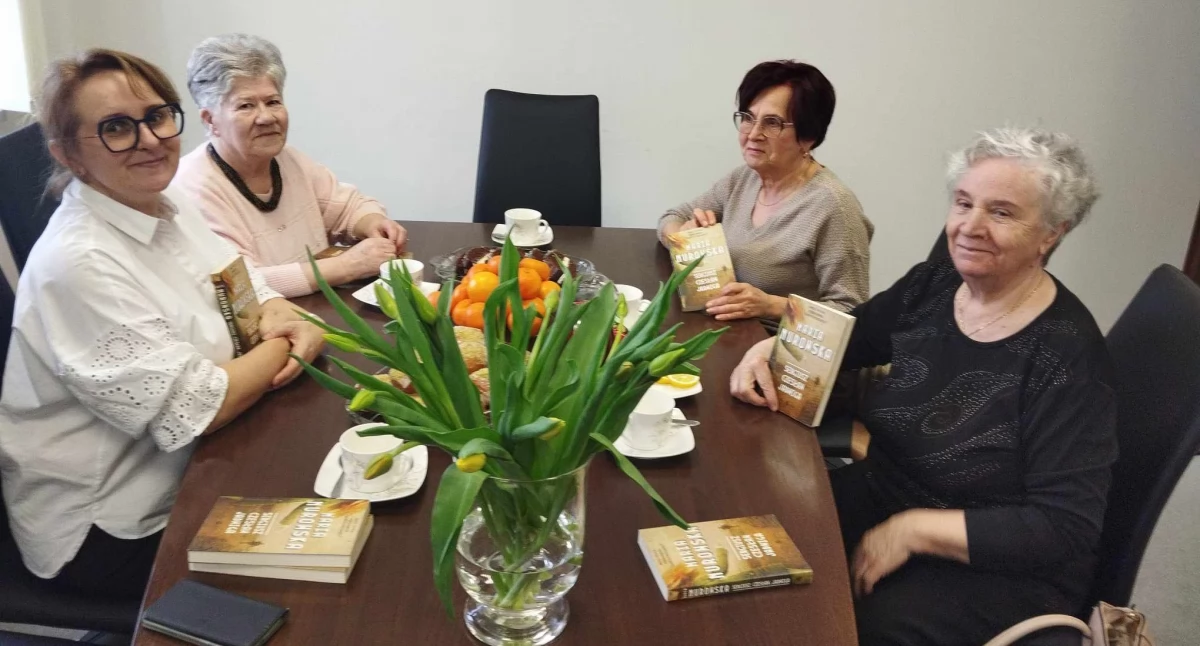 Na zdjęciu Dyskusyjny Klub Książki przy Gminnej Bibliotece Publicznej w Rząśni / fot. GBP w Rząśni
