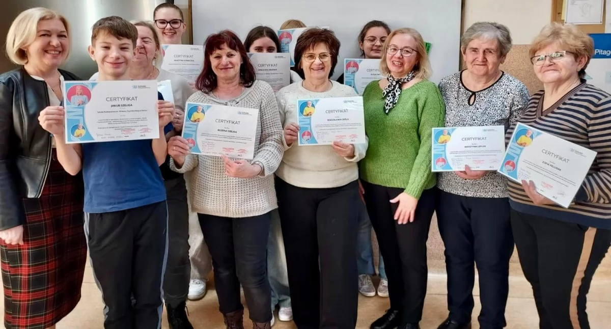 Na zdjęciu uczestnicy projektu ,,Szkoła międzypokoleniowa/ fot.: Szkoła Podstawowa im. Wisławy Szymborskiej w  Sieńcu