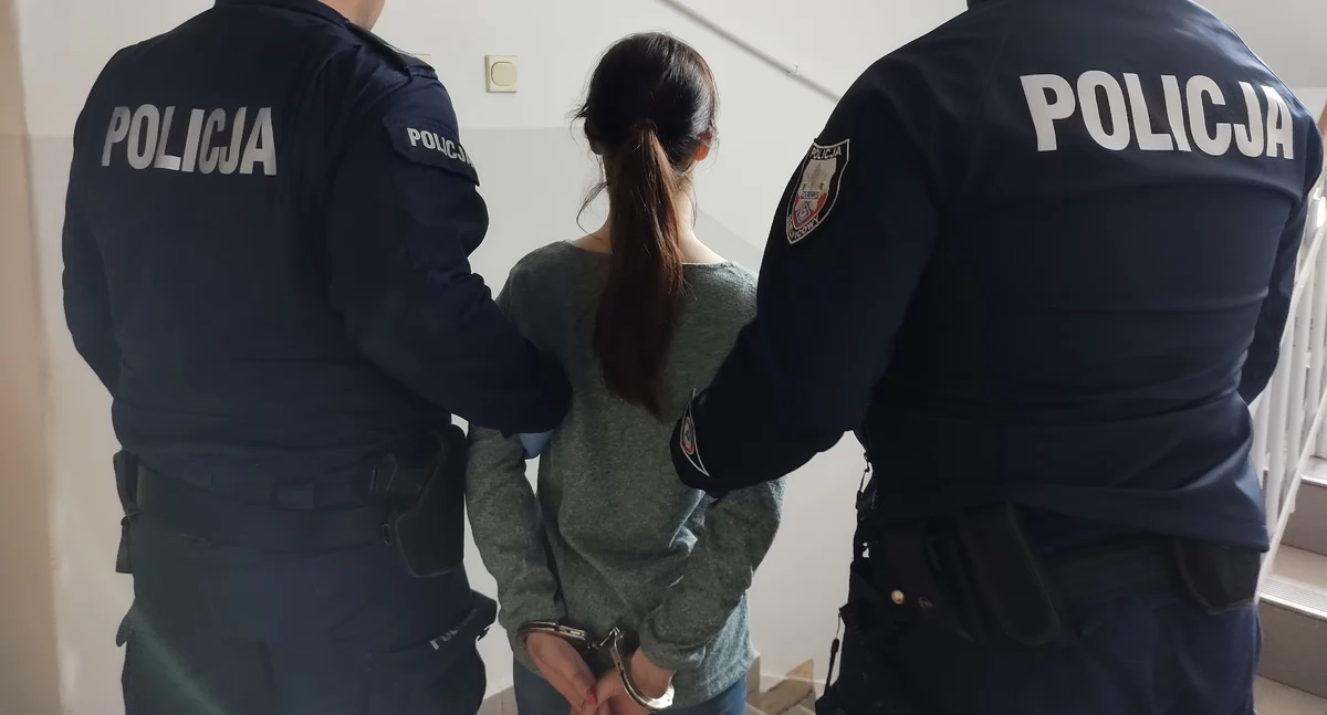 Zdjęcie przedstawia aresztowanie kobiety przez pajęczańskich policjantów/fot.: KPP w Pajęcznie