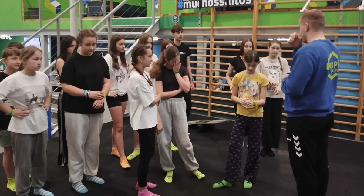 Na zdjęciu uczestnicy wycieczko do parku trampolin Saltos w Łodzi/ fot.: Gminna Biblioteka Publiczna w Rząśni