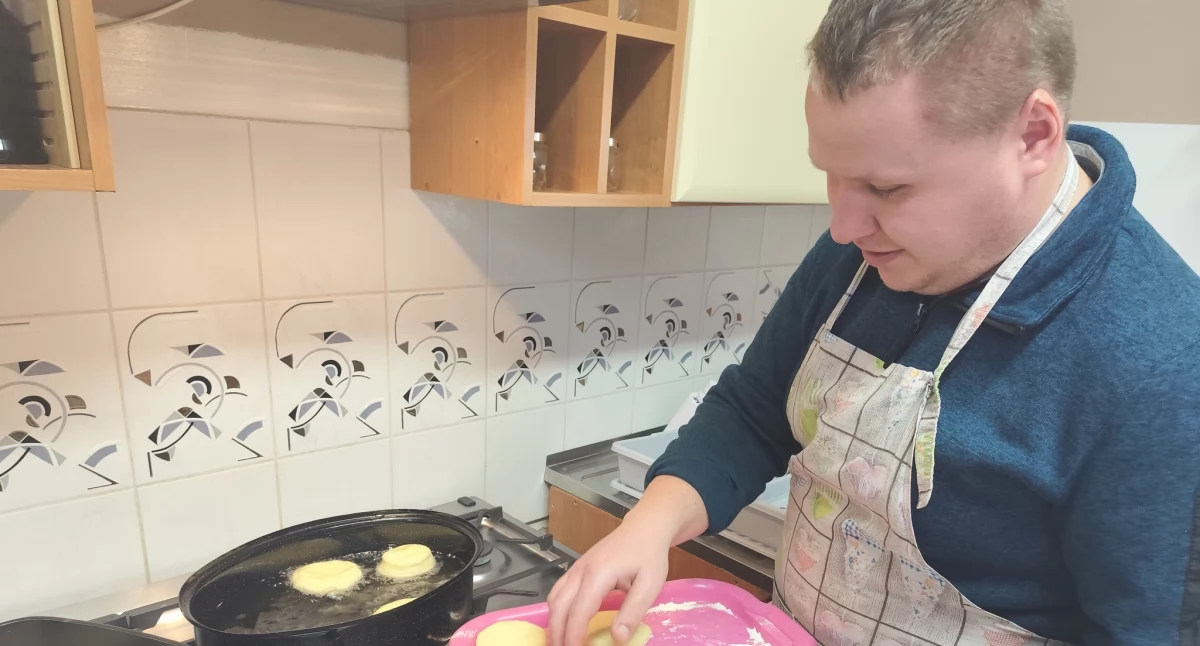 Zdjęcie z akcji pieczenia pączków zorganizowanej przez Warsztat Terapii Zajęciowej w Olewinie/ fot.: WTZ Olewin